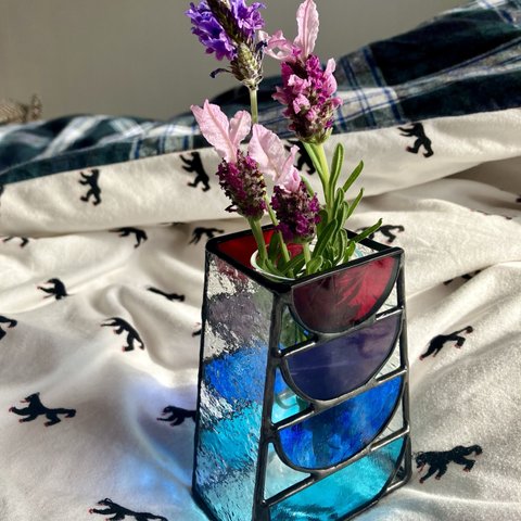 ステンドグラスの花瓶グラデーション