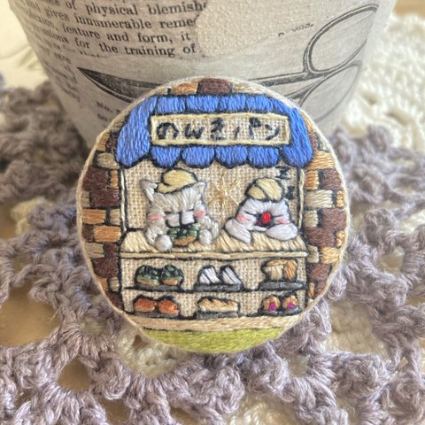 のんきパン　刺繍ブローチ