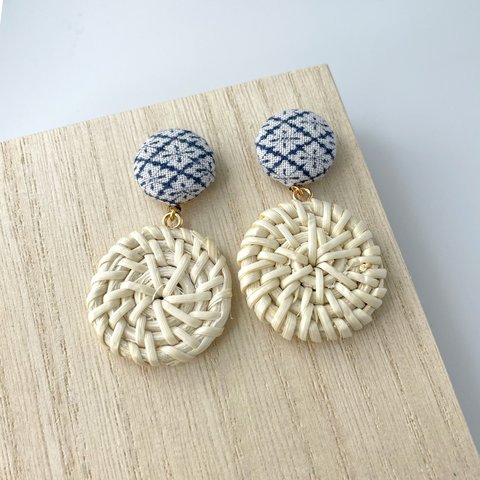 手染め pierced earrings 釦+　花菱 籐白