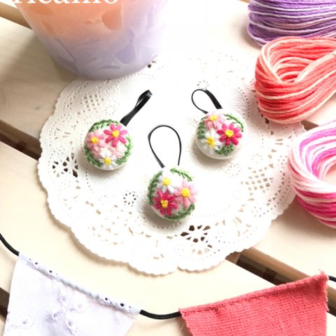 《受注＊20》3個set コスモス 刺繍シリコン ゴム (ヘアゴム ピアス イヤリング変更可)