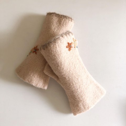 フェルティングゆびなしミトン　beige　flower刺繍