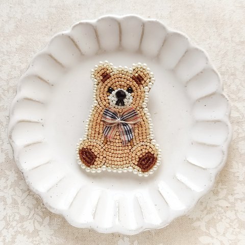 ビーズ刺繍＊りぼんとくまちゃんのブローチ