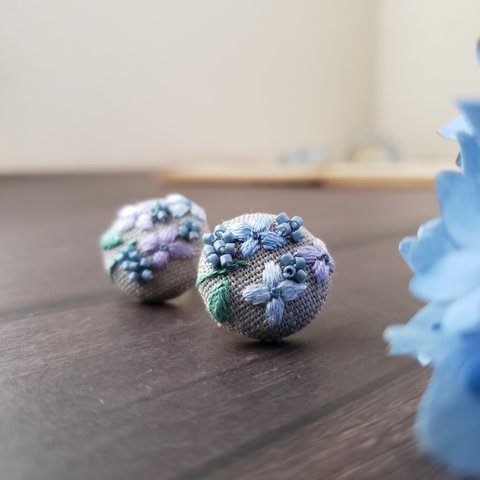 雨と仲良しに　紫陽花刺繍くるみボタンイヤリング/ピアス　グレー