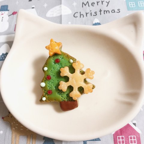 ☆送料無料☆ クリスマスツリーブローチ【雪の結晶】🎄🍪