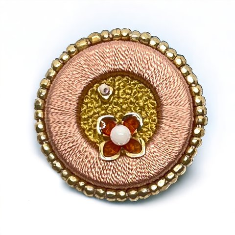 サーモンピンクの花刺繍ブローチ　l-bczd005bro