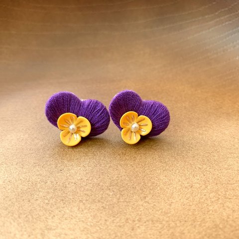 たったひとつのビオラのピアス　立体刺繍×異質感MIX purple×yellow