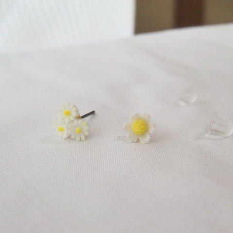 小さなお花のピアス