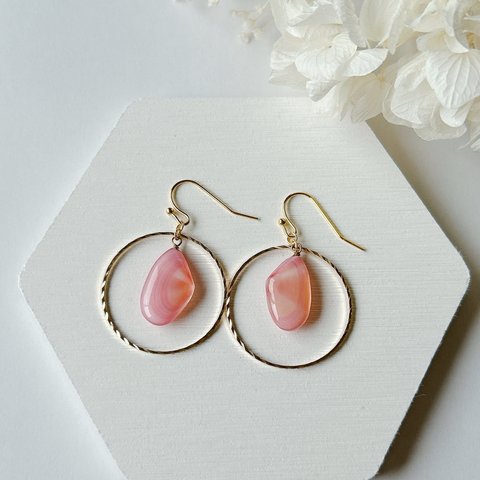 桜貝とフープのピアス