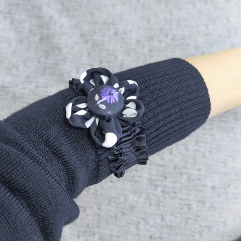 レトロポップ♪一輪の刺繍花🌸　アームバンド（光沢リボン　一点物　おしゃれアイテム　上品　華やか　くるみボタン　アームカバー　袖　便利グッズ　母の日　お誕生日　プレゼント　ギフト　秋冬）