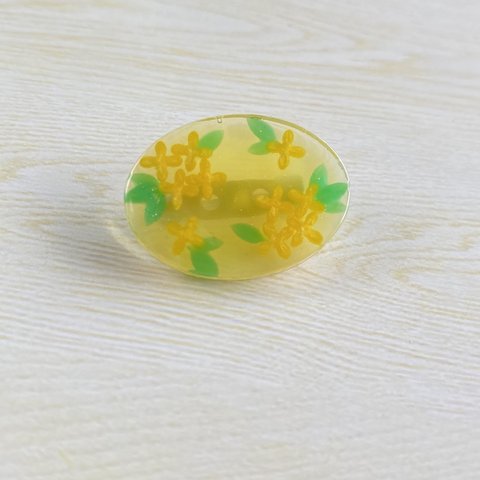 キンモクセイのオーバルブローチ レジン 金木犀