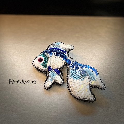 ビーズ刺繍ブローチ　-金魚(ブルー)-Goldfish