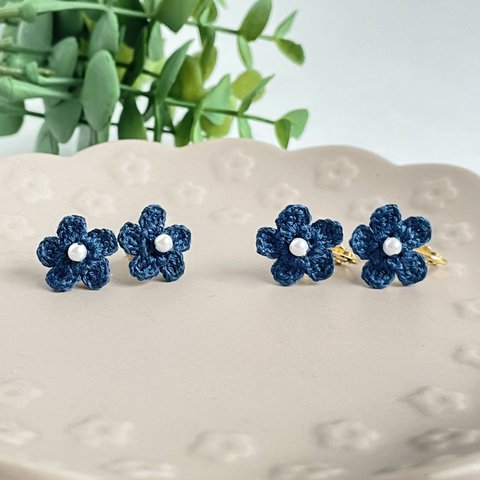 《再販》パレットに咲いたお花✿刺繍ピアス/イヤリング（ネイビー）