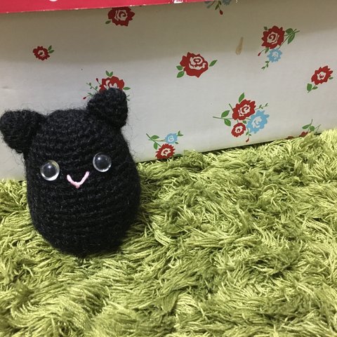 黒猫のだるま型あみぐるみ