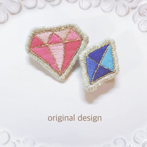 宝石刺繍ブローチ