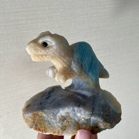 アマゾンナイトの恐竜 天然石置物 パワーストーン 彫刻 激レア 希少 ラッキー