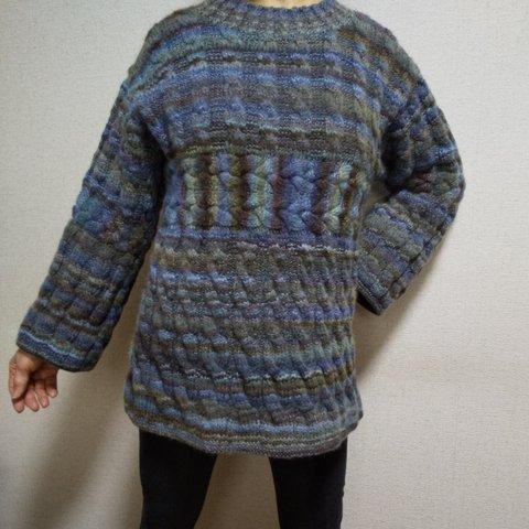 段染めグラデーションカラーの縄編みセーター