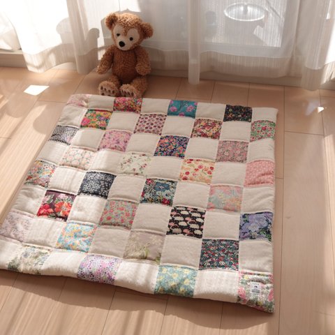 【 mom...様オーダー品 】 86cm×86cm リバティとバラ柄刺繍のコットンを合わせた四角つなぎのパッチワークマット　siemen005　