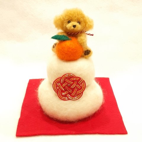 羊毛フェルトのお正月飾り　鏡餅に乗るトイプードルちゃん(アプリコット)