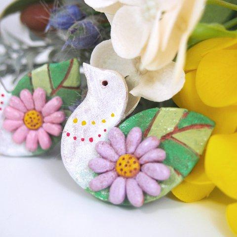 白い鳥とお花のブローチ【オーブン陶土】