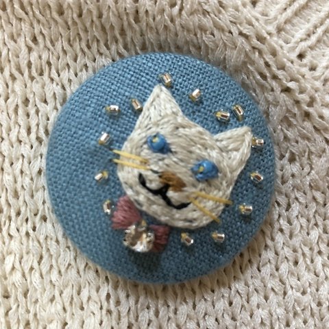 直径4㎝ビーズ刺繍の包みボタンブローチ ☆ねこ