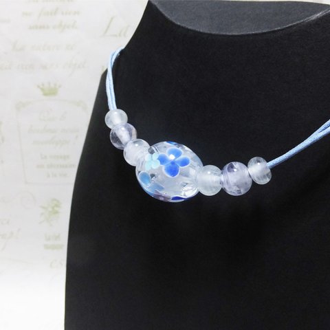 ≪紫陽花のとんぼ玉のネックレス（その４）　ブルー　ガラス製　ハンドメイド≫