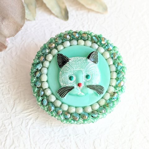 猫のブローチ　猫　刺繍　ビーズ刺繍　チェコガラスビーズ　グリーン白猫　母の日　ギフト　アクセサリー