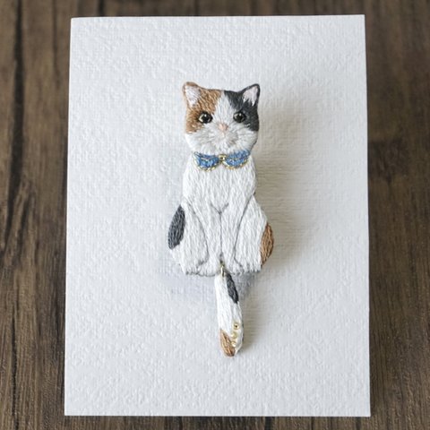 つけ襟猫ちゃんの刺繍ブローチ/三毛猫/イエロー系アイ