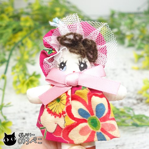アンティーク着物の文化人形ちゃんストラップ～ローズレッドのお洋服にピンクリボン　bc816-666