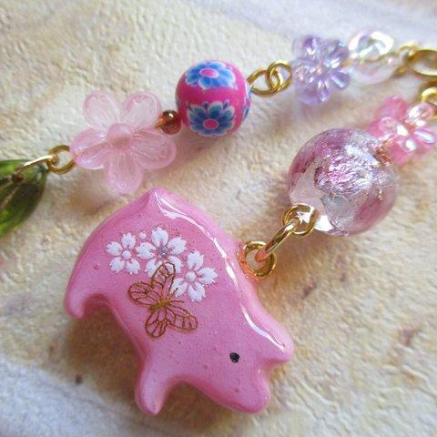 ◇847再販 🌸桜色　こぶたと蝶　蓄光蛍ガラスのストラップ・バッグチャーム🐖🦋 ※１点物