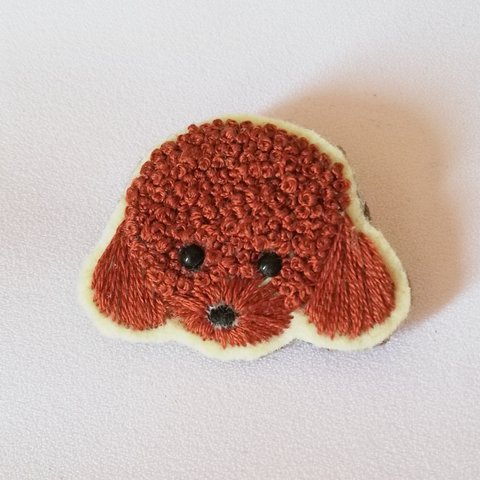 トイプードルの刺繍ブローチ