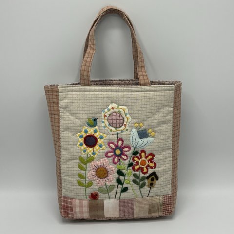アップリケと羊毛刺繍のトートバッグ　(花壇A)