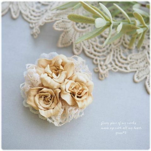 ＊【sold out】生成り色の薔薇のブローチ