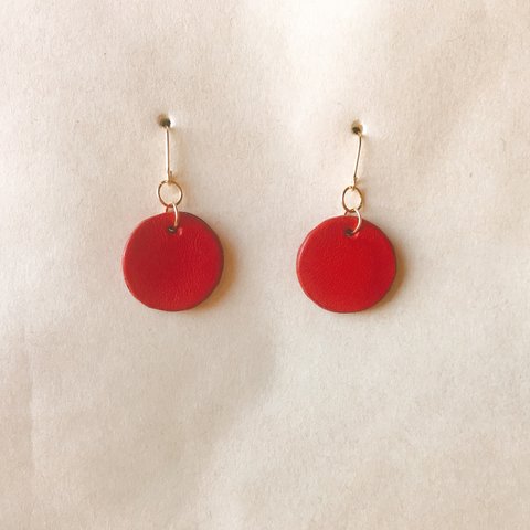 【ヌメ革】まるいシンプルピアス（フックピアス/小さい/ゴールド/丸い/レザー）レッド