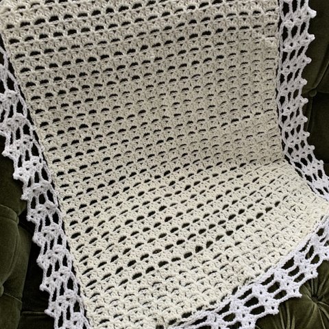 オフホワイトの毛糸で編んだ優しいベビーブランケット　　(78×62) No.131
