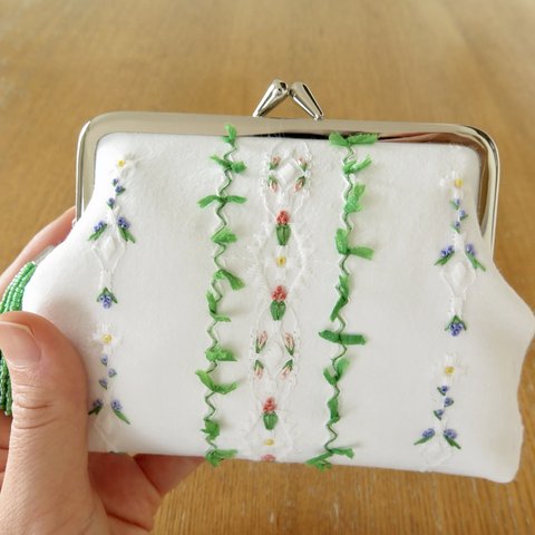 手刺繍のがま口・中〈野の花〉