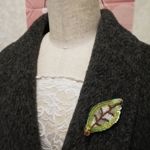 刺繍ブローチ。木の葉