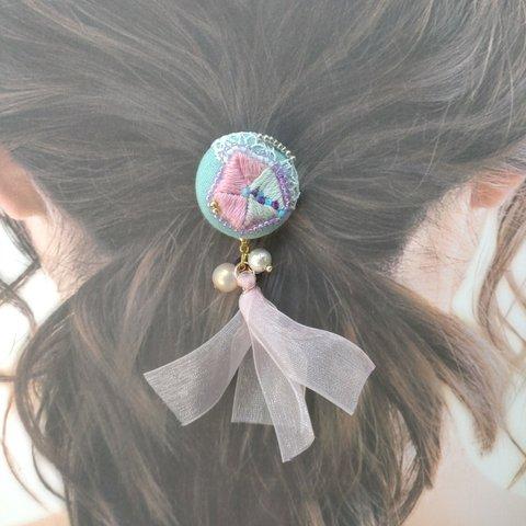 五角形刺繍モチーフとビーズ刺繍のくるみボタンヘアゴム　取り外し可能ピンクオーガンジーリボンフリンジチャーム付き（パール）《カラフル五角形刺繍モチーフ／サックスブルー・ラウンドレース》