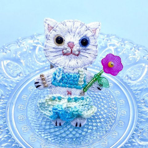 真夏のビキニお嬢さん 白猫の手刺繍ブローチ