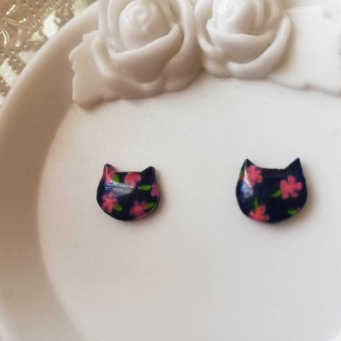 花柄の猫のピアス/イヤリング