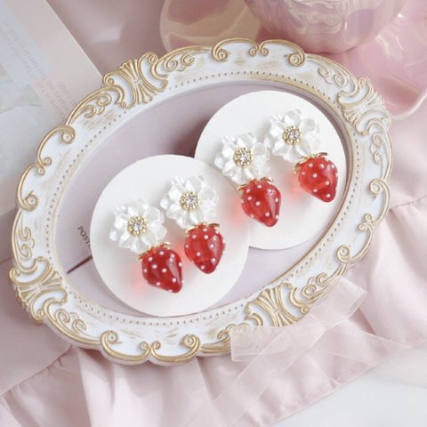 お花といちご🍓ピアス/イヤリング