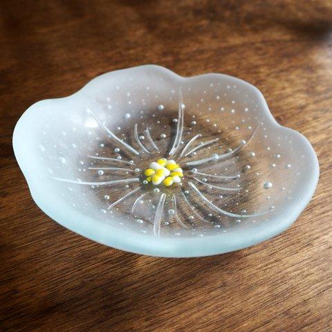夏にぴったり☆お花の形のガラスのお皿
