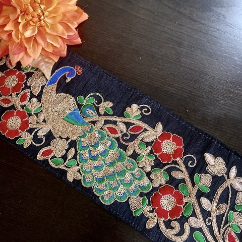 インド刺繍リボン 孔雀 鳥 シルク 鳳凰 着物帯 リメイク 布 生地 和柄 和風 アジアン はぎれ 刺繍ポーチ 刺繍