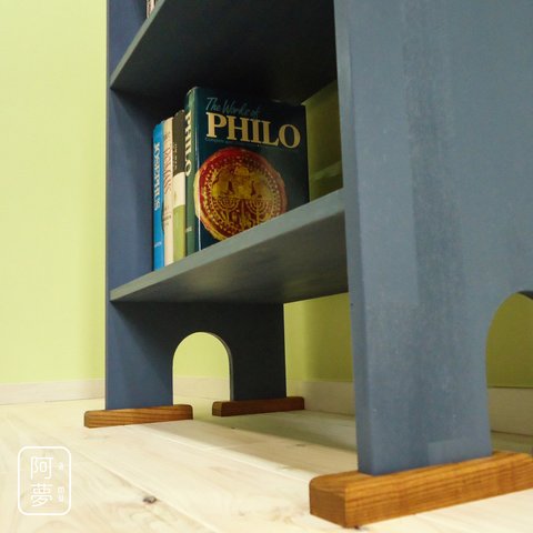 ビンテージブルーのレトロでかわいい本棚、レトロ風やカントリー風なお部屋作りにいかがでしょうか