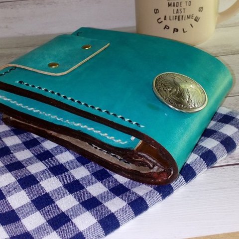 ■手染めヌメ革■青空ＢＬＵＥの二つ折財布・ページをめくれるサイフ■　手縫いのハード本革■ウオレット