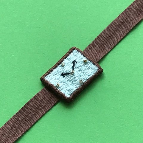 腕時計モチーフの刺繍ブレスレット