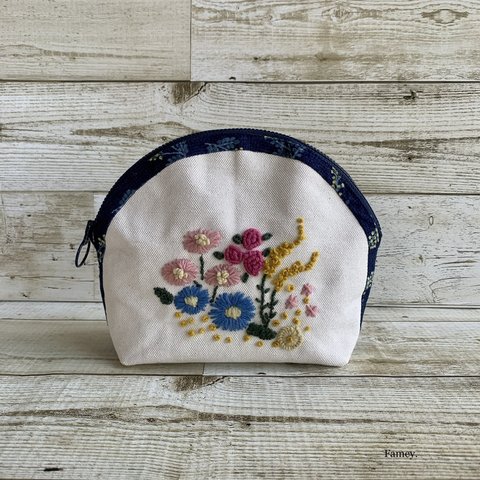 大人かわいい手刺繍お花たっぷりラウンドポーチ大きめサイズ　国産帆布　ミモザ　大容量　小物入れ　Embroidery