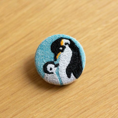 ペンギン親子の刺繍くるみブローチ(青)
