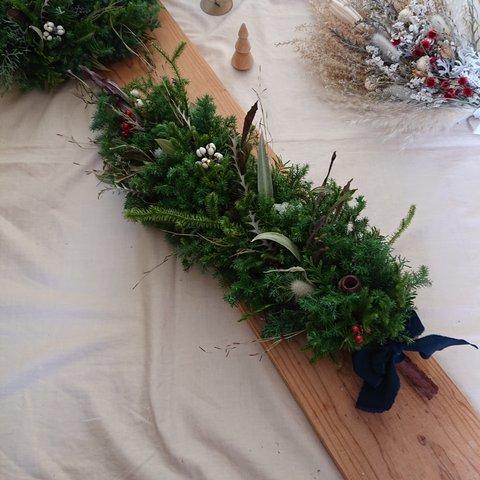 □送料無料□フレッシュな針葉樹やもみの木をクリスマスツリー仕上げの縦長スワッグ