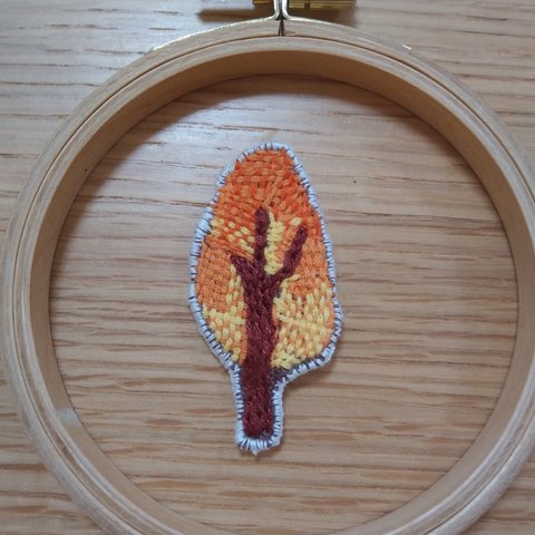 木のワッペンorブローチ(オレンジ)　🌳　ダーニング刺繍
