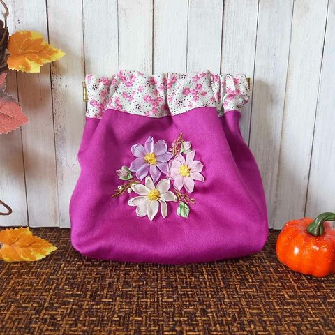 リボン刺繍のばね口ポーチ　ピンク　マゼンダ　コスモスの花